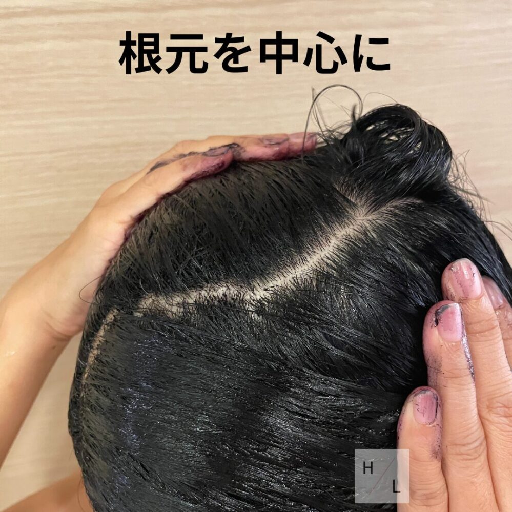 KUROクリームシャンプーを頭頂部にしっかり塗布している様子