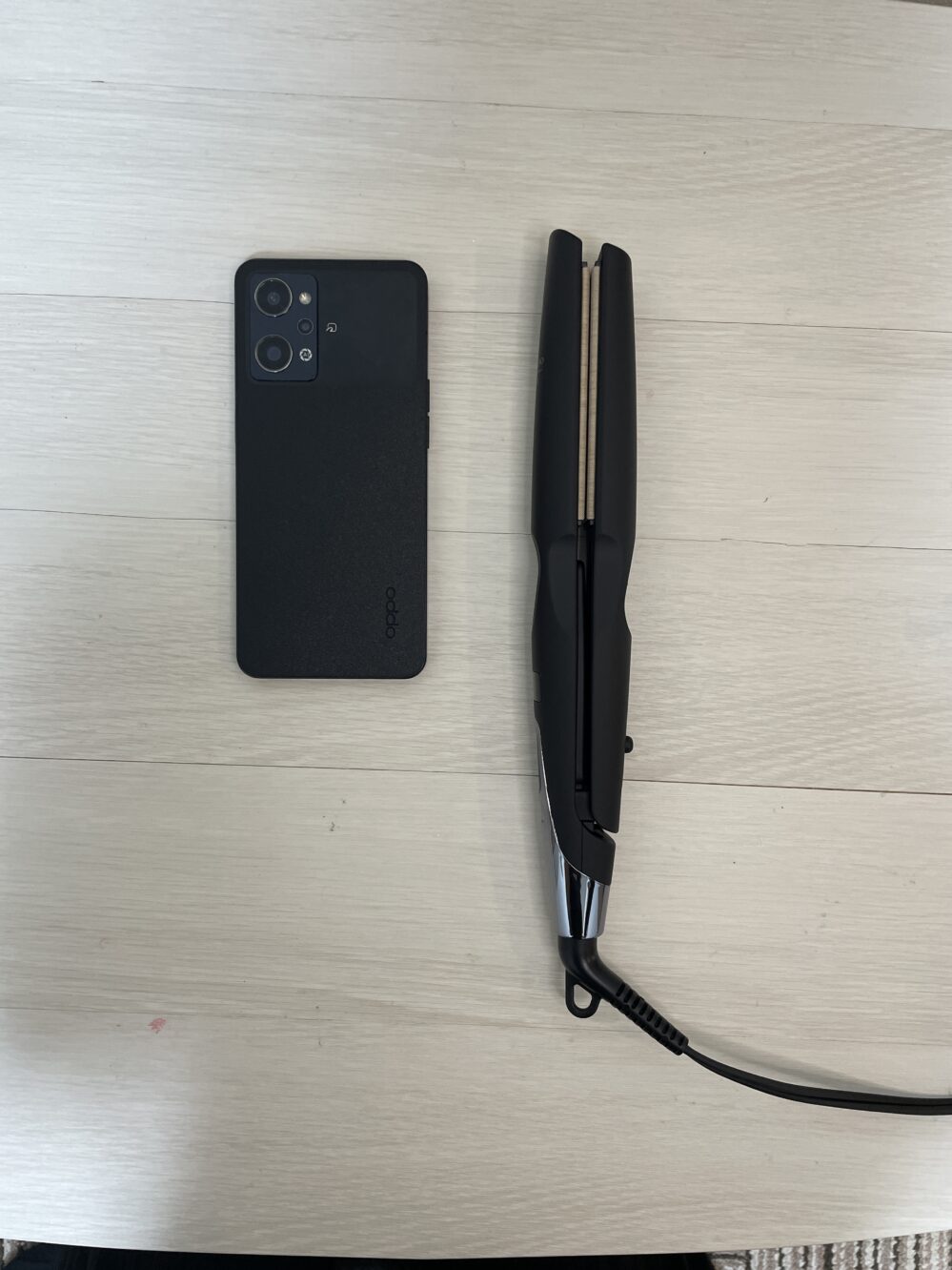 絹女プロストレートと携帯電話の大きさ比較