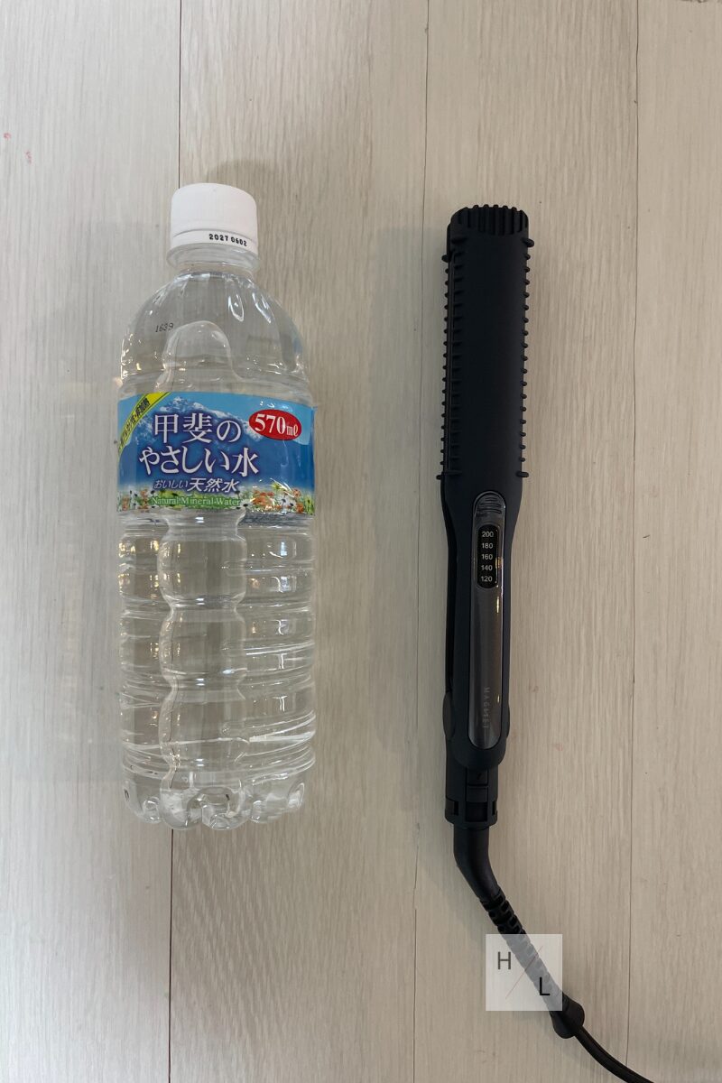 マグネットヘアプロ ストレートアイロンとペットボトルのサイズ比較
